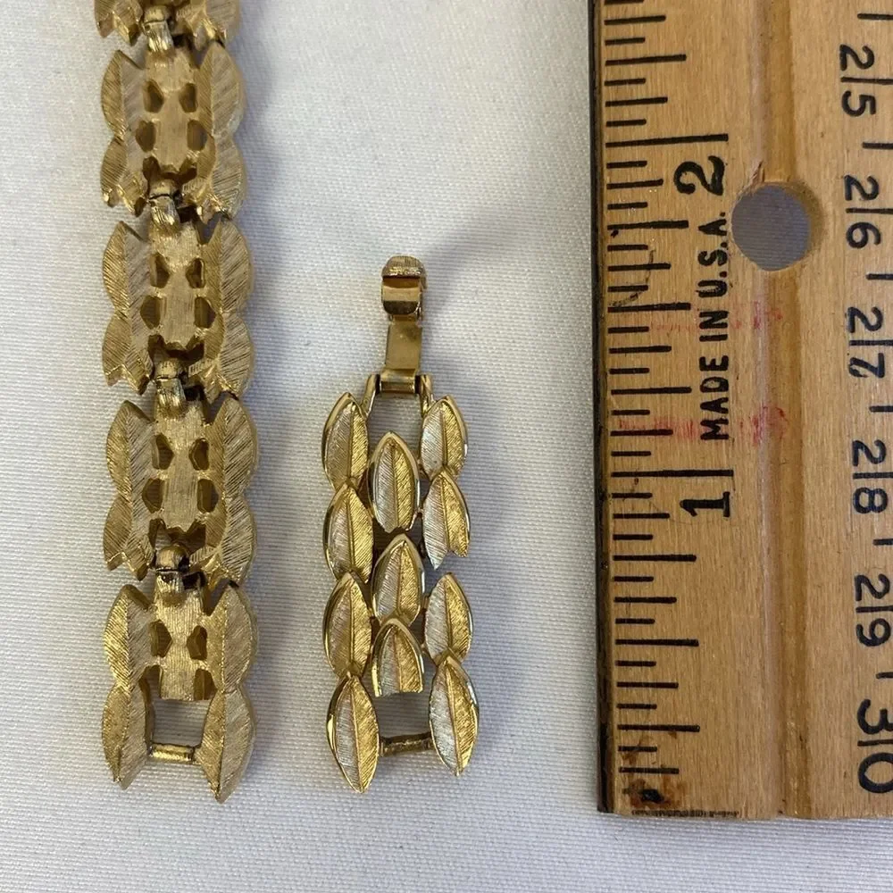 Vintage Gold 60’s Leaves Necklace.